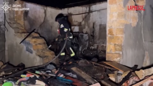 Odessa, attacco russo con droni: vigili del fuoco al lavoro per spegnere le fiamme