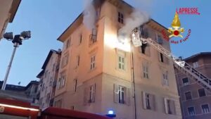 Torino, vigili del fuoco spengono incendio in appartamento