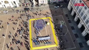 Atp Finals, flashmob a Torino: gigantesca racchetta in piazza San Carlo