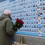 Ucraina, Borrell deposita fiori al memoriale di guerra di Kiev