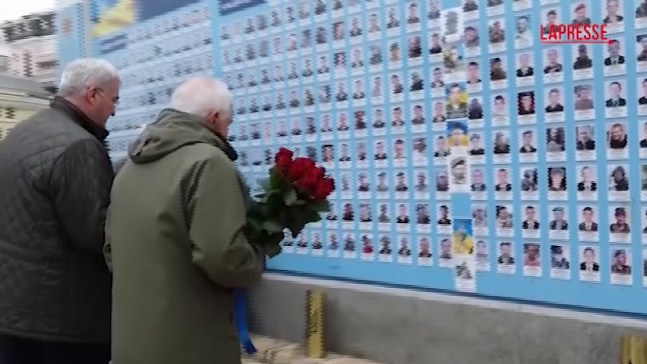 Ucraina, Borrell deposita fiori al memoriale di guerra di Kiev