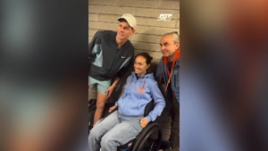 Sinner incontra l’istruttrice di tennis rimasta paralizzata in un incidente