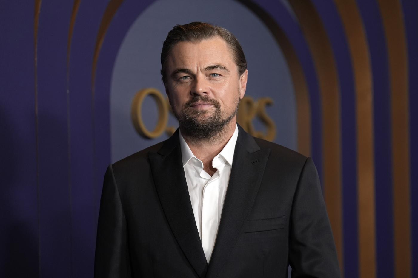 Leonardo DiCaprio compie 50 anni: dagli esordi alla consacrazione con Titanic, fino all’Oscar