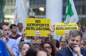 Milano - Manifestazione Aeroporto Berlusconi? No grazie