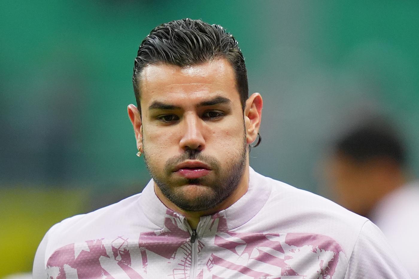 Milan, dalla squalifica al flop di Cagliari: Theo Hernandez nel mirino dei tifosi sui social