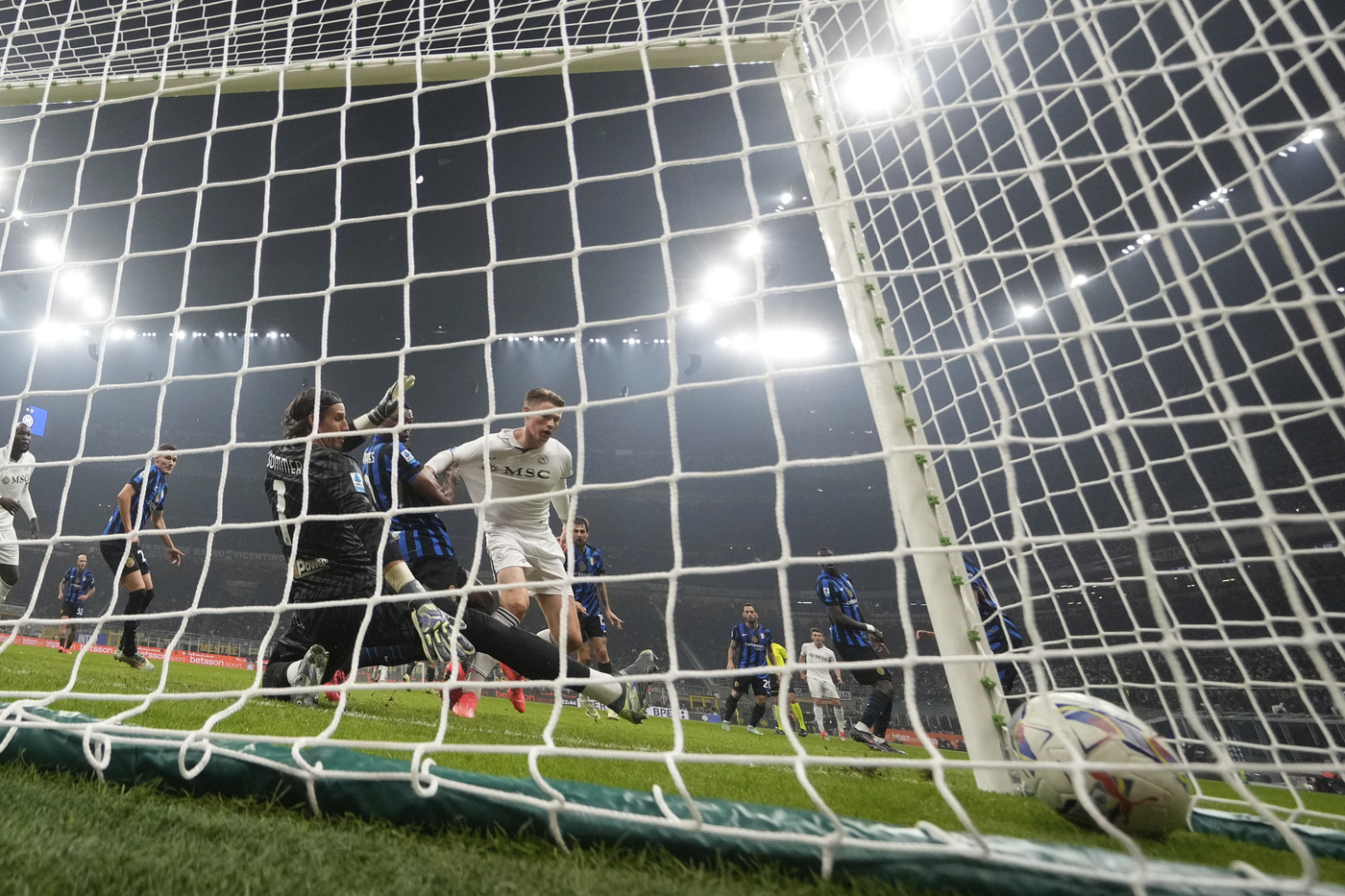 Serie A, Inter-Napoli 1-1: Calhanoglu sbaglia un rigore e Conte critica il VAR