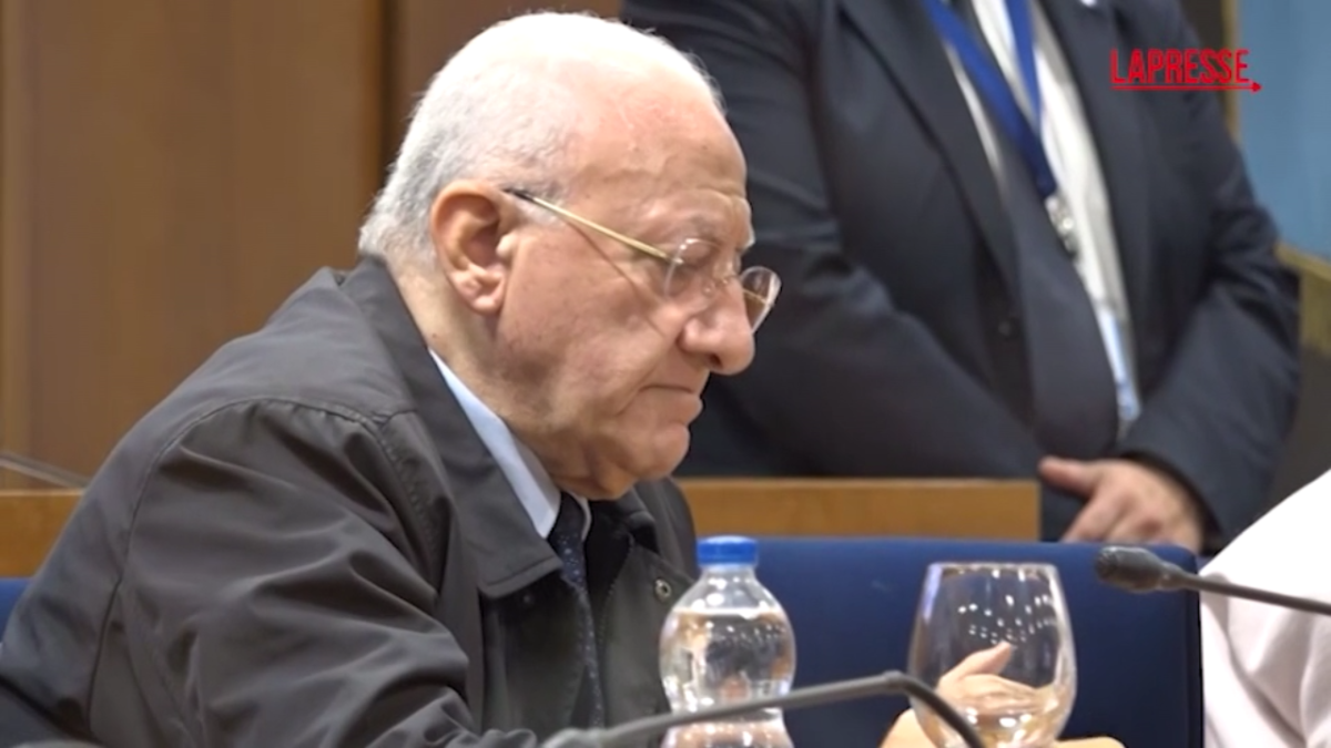 Napoli, De Luca vota ‘no’ a mozione sfiducia e saluta con braccio teso