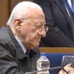 Napoli, De Luca vota ‘no’ a mozione sfiducia e saluta con braccio teso