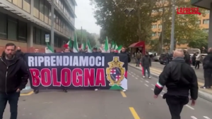 Bologna, i militanti di CasaPound sfilano al corteo di sabato: le immagini