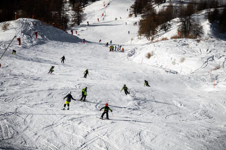 Sestriere, le piste da sci tornano a riaprire al pubblico dopo le chiusure forzate per la pandemia di Covid-19