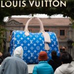 Parigi, sfondano vetrina Louis Vuitton in auto: furto da film