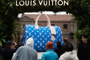 Enorme borsa Louis Vuitton durante un evento promozionale a Shanghai