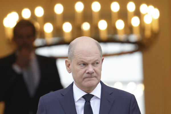 Olaf Scholz con gli altri leader al Deutsche Telekom AG forum di Berlino