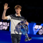 Jannik Sinner riceve il trofeo miglior giocatore ATP a Torino