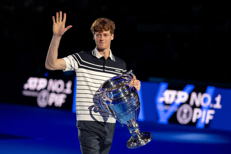 Jannik Sinner riceve il trofeo miglior giocatore ATP a Torino