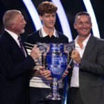 Jannik Sinner riceve il trofeo miglior giocatore ATP a Torino