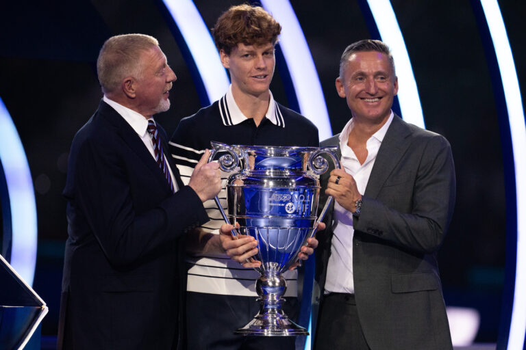 Jannik Sinner riceve il trofeo miglior giocatore ATP a Torino