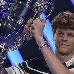Jannik Sinner riceve il trofeo miglior giocatore ATP a Torino