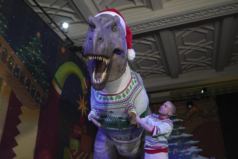 Un T-Rex vestito per le feste: il museo di storia naturale di Londra si prepara al Natale