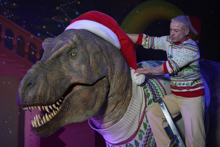 Un T-Rex vestito per le feste: il museo di storia naturale di Londra si prepara al Natale