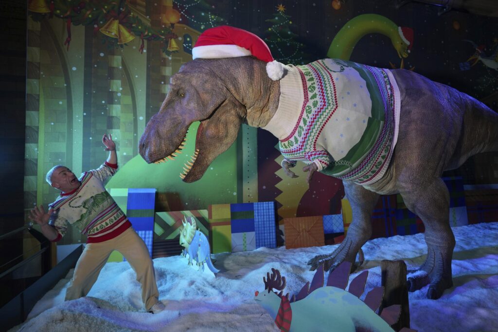 Galleria foto 'Un T-Rex vestito per le feste: il museo di storia naturale di Londra si prepara al Natale' - foto 2