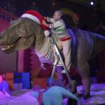 Un T-Rex vestito per le feste: il museo di storia naturale di Londra si prepara al Natale