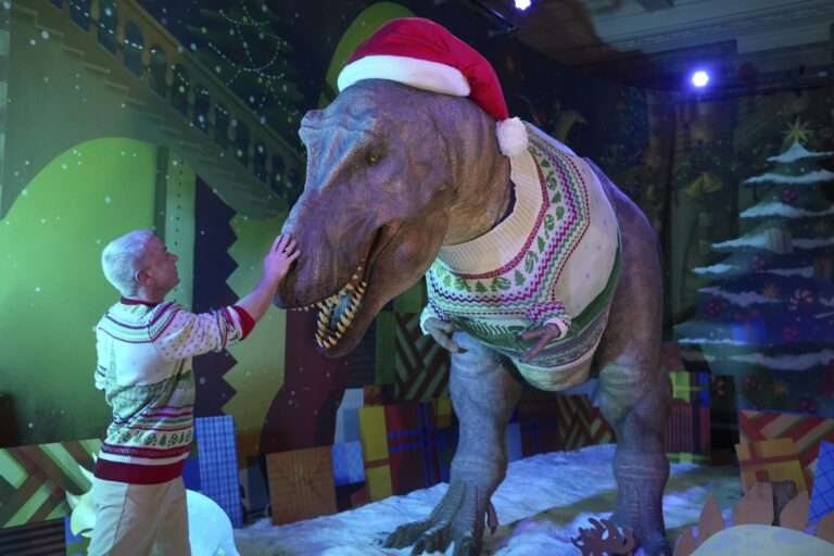 Un T-Rex vestito per le feste: il museo di storia naturale di Londra si prepara al Natale