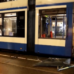 Amsterdam, tram dato alle fiamme: polizia disperde gente dalle strade