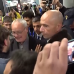 Roma, il primo abbraccio di Ranieri è per il tifoso giallorosso Flavio Cobolli