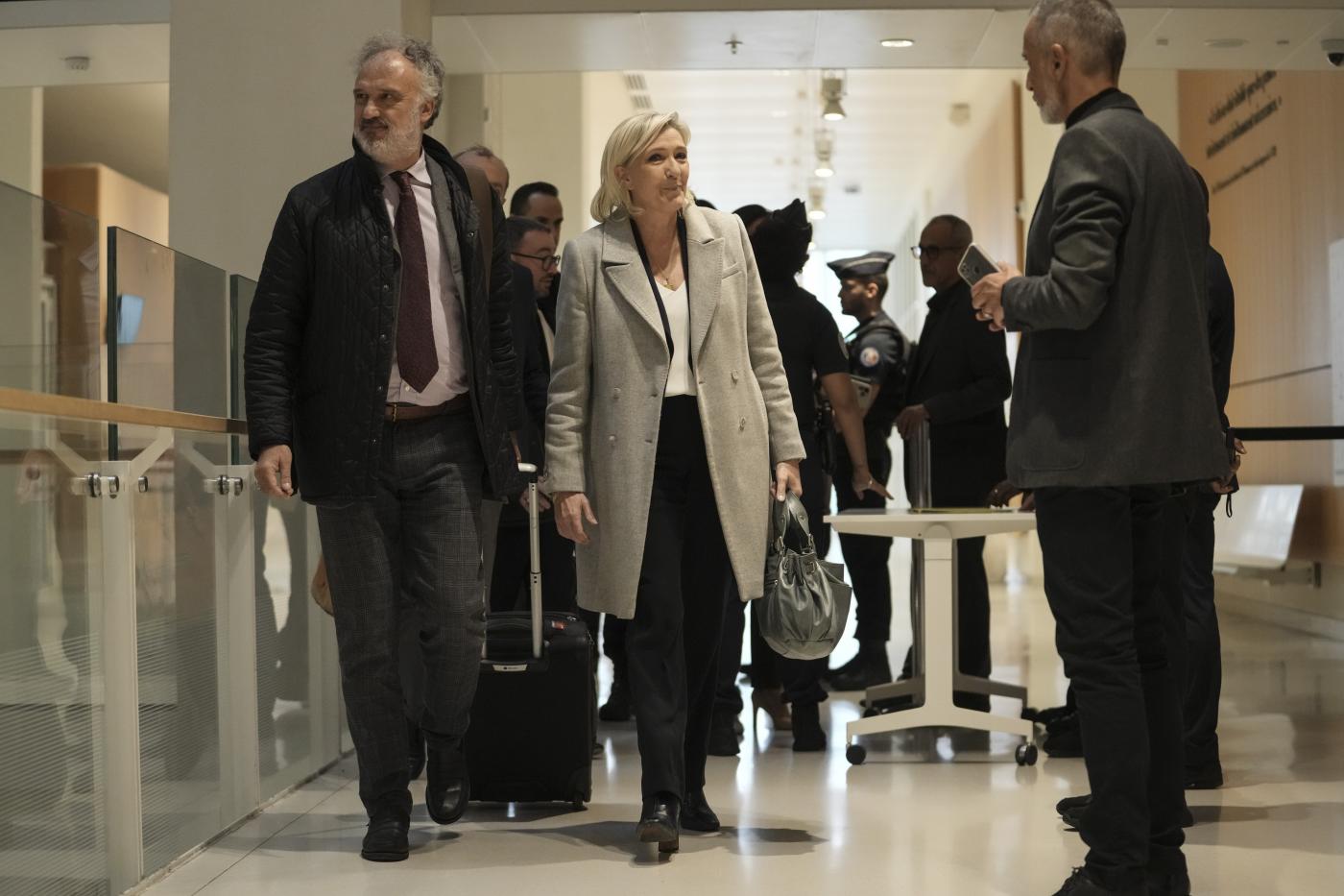 Francia, procura chiede 5 anni di carcere e ineleggibilità per Marine Le Pen Francia, procura chiede 5 anni di carcere e ineleggibilità per Marine Le Pen