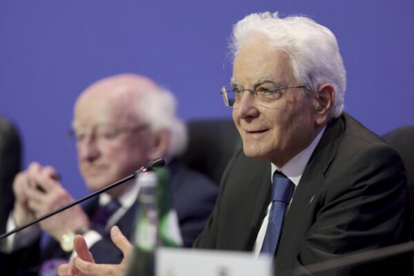 Sergio Mattarella risponde ad Elon Musk sulla questione migranti Albania