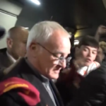 Roma, Ranieri sbarcato a Fiumicino: bagno di folla con i tifosi