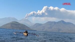 Indonesia, erutta ancora il vulcano Lewotobi Laki-Laki: l’isola di Flores coperta di cenere
