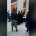 Ue, eurodeputata romena di ultra-destra fa benedire l’Eurocamera: “Satana è qui”