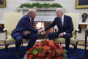 Casa Bianca, Trump ricevuto da Biden: “Transizione sarà liscia”