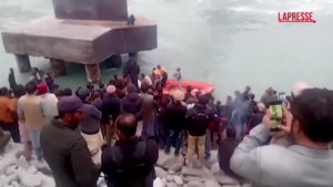 Pakistan, bus degli invitati alle nozze cade nel fiume Indu: si cercano i dispersi