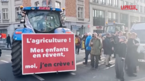 Bruxelles, trattori in strada: la lotta degli agricoltori contro l’accordo UE-Mercosur