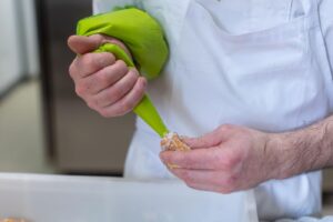 Milano, Preparazione delle frittelle per il Carnevale alla pasticceria Panzera di Via Monte Santo