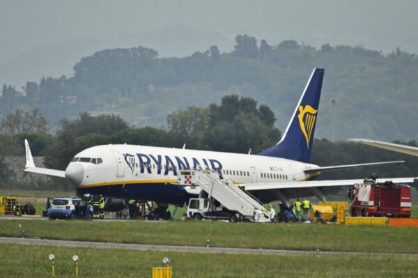 Bergamo - Aereoporto Orio Al Serio, volo Ryanair scoppia gomma in fase di atterraggio