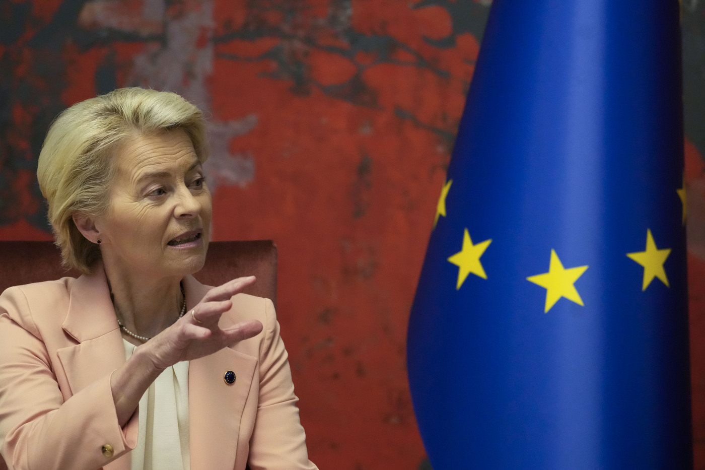 Ue, scontro totale nella maggioranza: stallo su Fitto-Ribeira. Socialisti infuriati ma von der Leyen tace