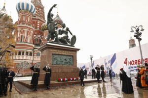 Vladimir Putin alla celebrazione del Giorno dell'Unità Nazionale nella Piazza Rossa a Mosca.