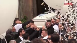 Funerali del 18enne ucciso a Napoli, vescovo: “No a indignazione superficiale”