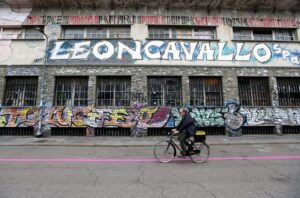 Milano, Leoncavallo: strisce blu dipinte di rosa per non pagare la sosta