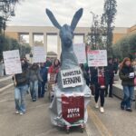 No Meloni Day, studenti contro ministra: “Somaro Bernini sfila alla Sapienza”