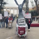 Roma, somaro di cartone alla Sapienza: la protesta contro la ministra dell’Università Bernini