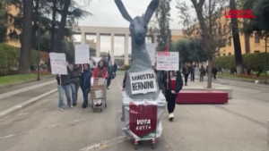 Roma, somaro di cartone alla Sapienza: la protesta contro la ministra dell’Università Bernini