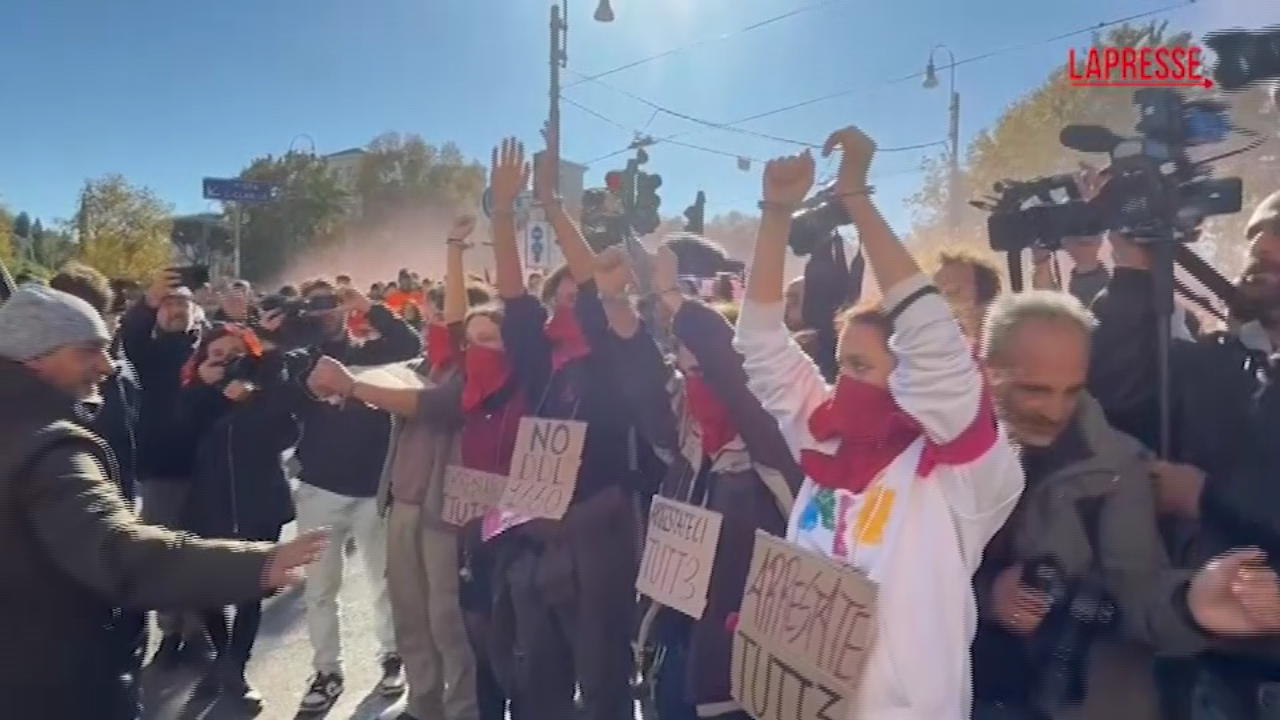 No Meloni Day, studenti si imbavagliano e ammanettano a Roma