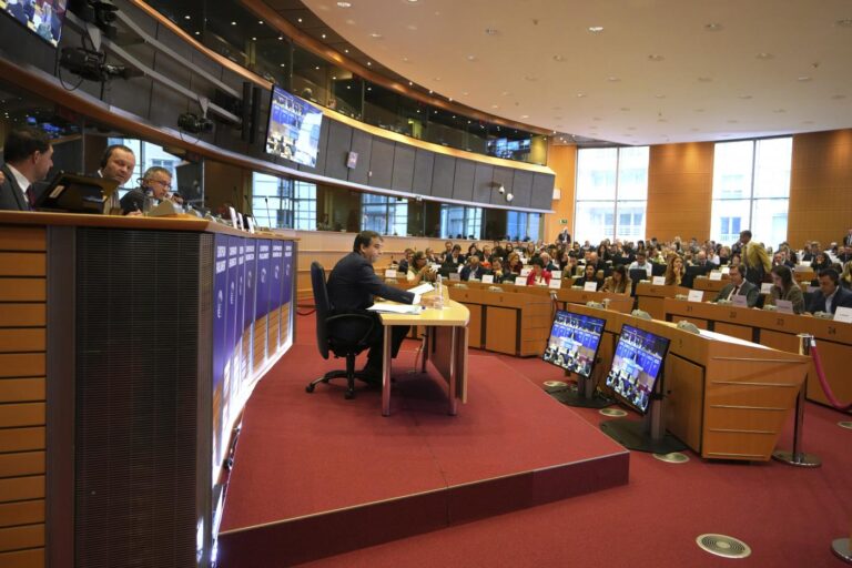 Raffaele Fitto parla al Parlamento Europeo a Bruxelles