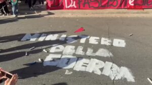 No Meloni Day, a Roma la scritta ‘Ministero della guerra’ sotto al Miur