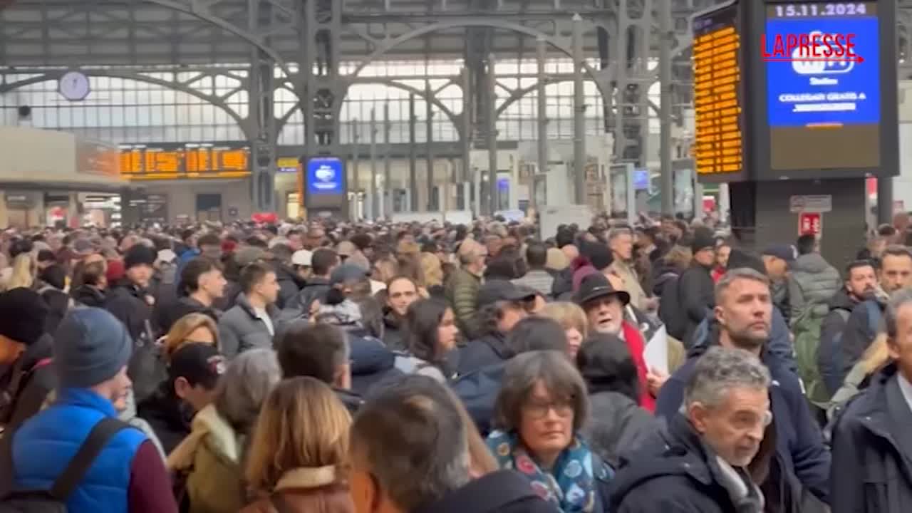 Milano, ritardi e disagi in stazione Centrale: centinaia di persone in attesa